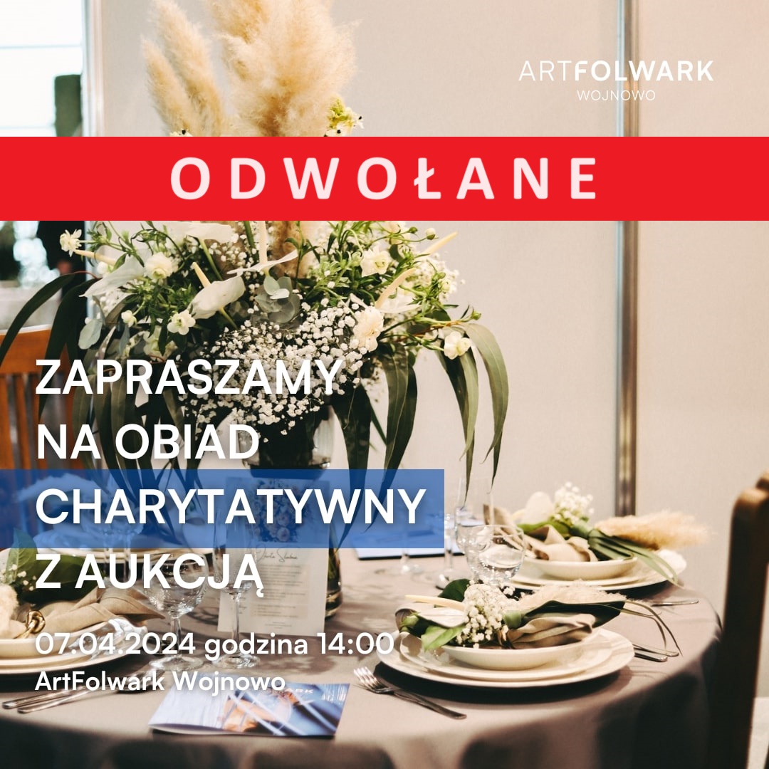 obiad charytatywny ArtFolwark Wojnowo, bukiet wiosennych kwiatów na pieknie zastawionym stole