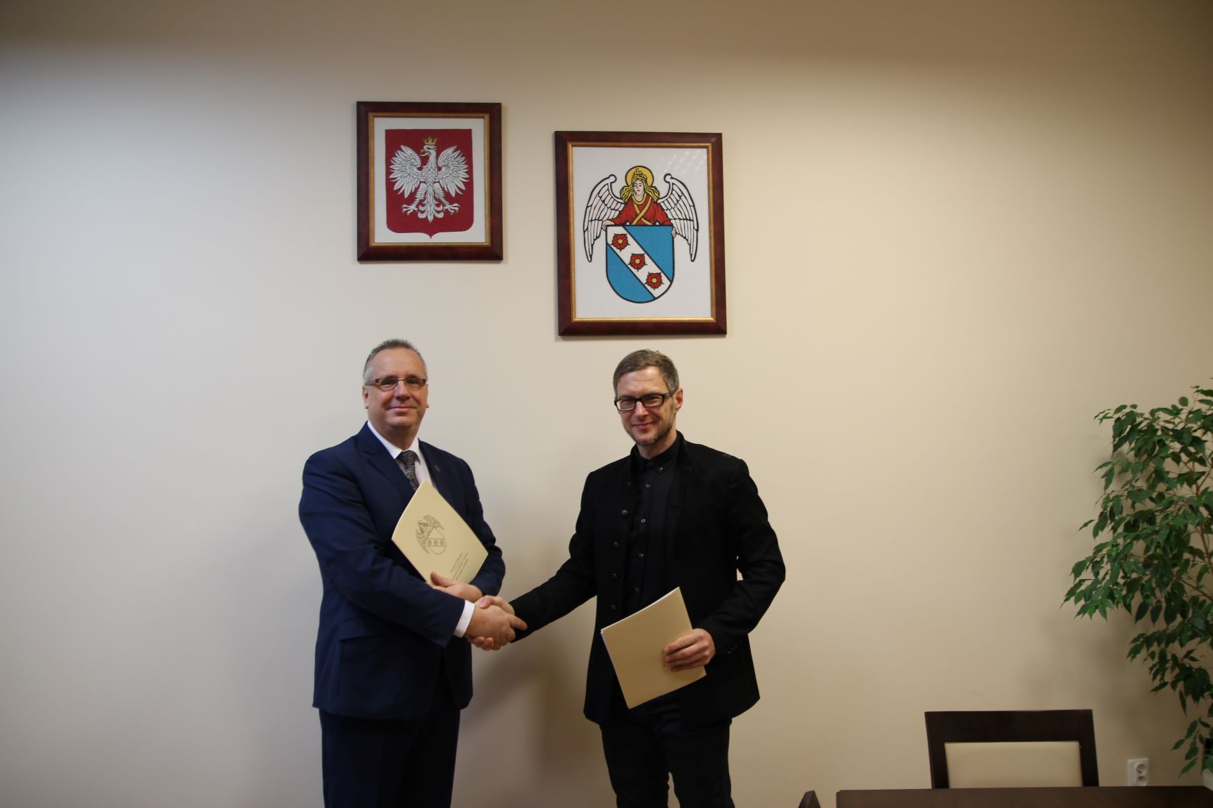 Podpisanie umowy na budowę ulic Rzemieślniczej i Szklarskiej w Przebędowie