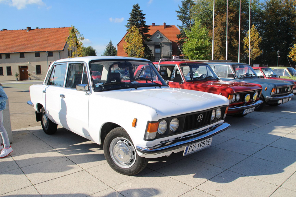 Grupa samochodow Fiat 125p na pl. Powstańców Wielkopolskich