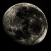 1 Nocne niebo, wycelowany w jasny księżyc teleskop, dwie ciemne sylwetki postaci. 2 Sierp Księżyca. 3 Zbliżenie kraterów...