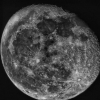 1 Nocne niebo, wycelowany w jasny księżyc teleskop, dwie ciemne sylwetki postaci. 2 Sierp Księżyca. 3 Zbliżenie kraterów...