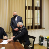 Prezesi OSP z terenu gminy Murowana Goślina odbierają zestawy aparatów tlenowych z rąk burmistrza Dariusz Urbańskiego