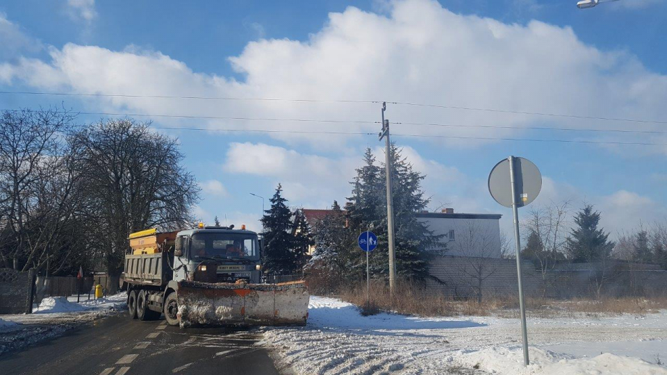 Pojazd odśnieżający zjeżdżający z drogi gminnej