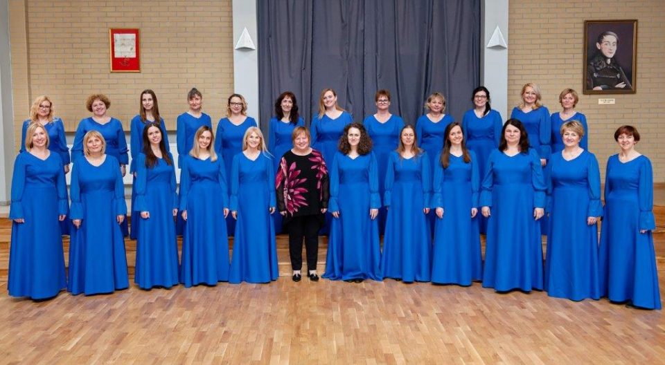 zdjęcie - grupa chórzystek w długich sukniach