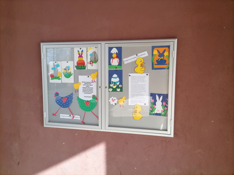 zdjęcie - na ścianie wisi gablota, w której są różne kolorowe kartki