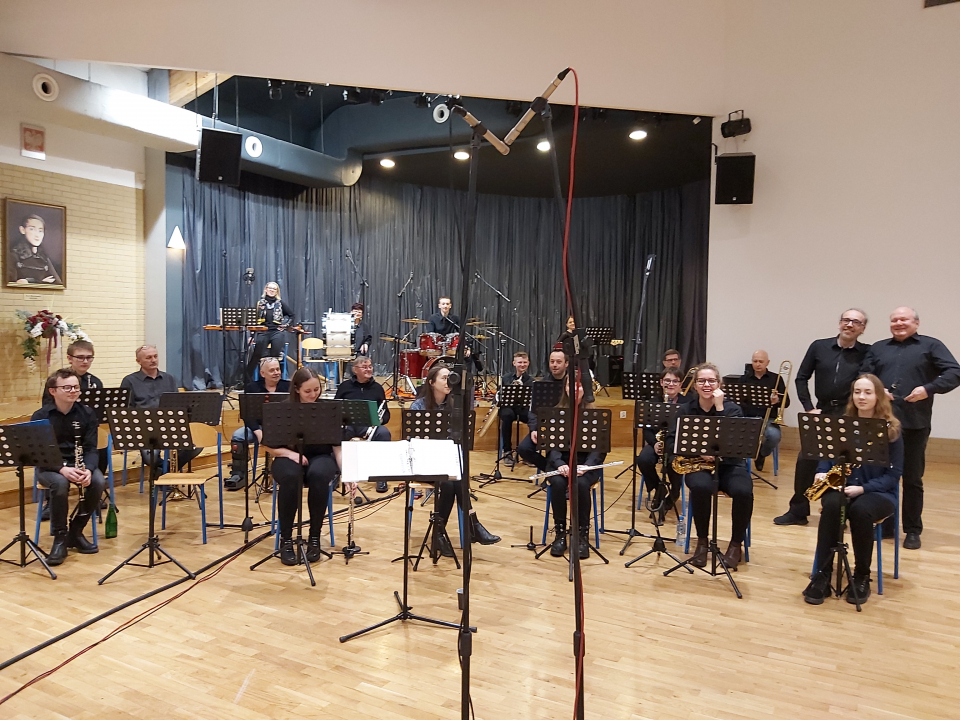Zdjęcie - muzycy Orkiestry Dętej OSP podczas sesji nagraniowej.