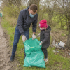 Zdjęcie - zastępca burmistrza z córką podczas sprzątania