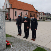 Zdjęcie - delegacja władz Gminy Murowana Goślina z wiazanką kwiatów