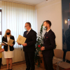 Zdjęcia - pracownicy biblioteki z burmistrzem i zastępcą burmistrza, wręczanie listów gratulacyjnych