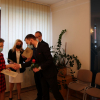 Zdjęcia - pracownicy biblioteki z burmistrzem i zastępcą burmistrza, wręczanie listów gratulacyjnych