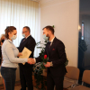 Zdjęcia - pracownicy biblioteki z burmistrzem i zastępcą burmistrza, wręczanie listów gratulacyjnych