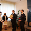 Zdjęcia - pracownicy biblioteki z burmistrzem i zastępcą burmistrza, wręczanie listów gratulacyjnych