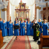 Zdjęcie - chór Canzona przed ołtarzem w kościele