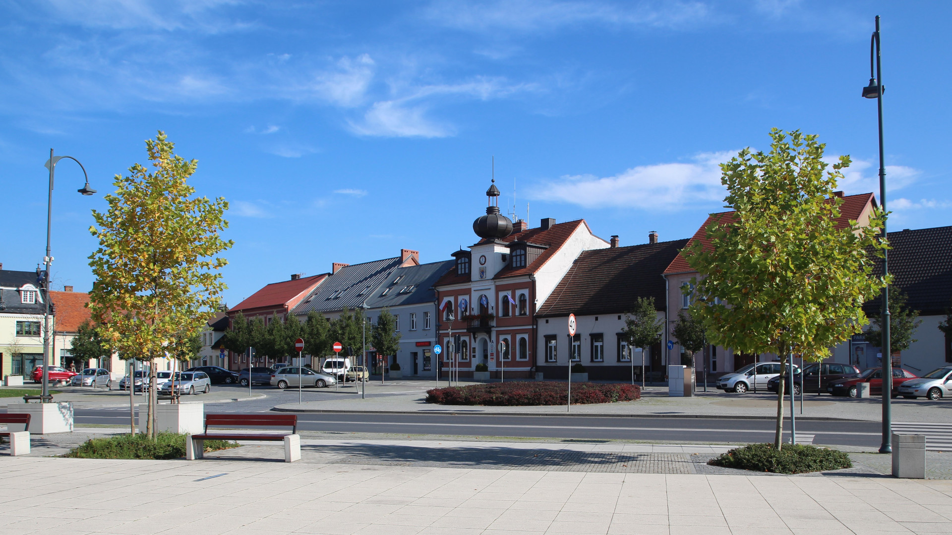 [obraz] Plac Powstańców Wielkopolskich. Widok na ratusz i przylegające kamienice.