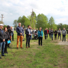 Zdjęcie - grupa osób przed wiatą