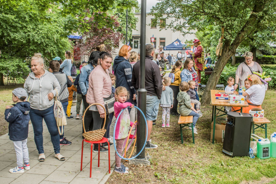 Zdjęcia z dnia dziecka- tłumy w parku, kolejki do food trucków, animacje dla dzieci, zespołu muzyczne na scenie, wręczanie...