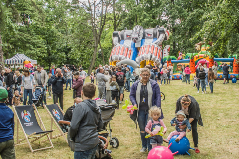 Zdjęcia z dnia dziecka- tłumy w parku, kolejki do food trucków, animacje dla dzieci, zespołu muzyczne na scenie, wręczanie...