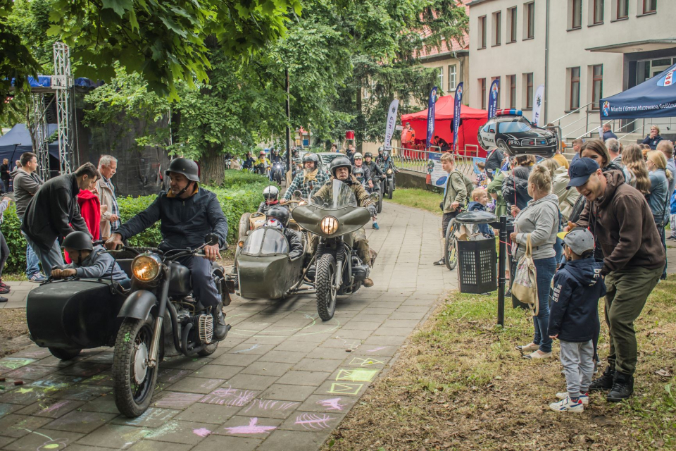 Zdjęcia z dnia dziecka- tłumy w parku, kolejki do food trucków, animacje dla dzieci, zespołu muzyczne na scenie, wręczanie...