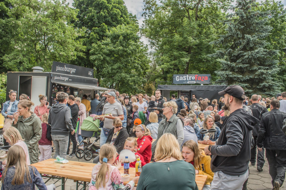 Zdjęcia z dnia dziecka- tłumy w parku, kolejki do food trucków, animacje dla dzieci, zespołu muzyczne na scenie, wręczanie...