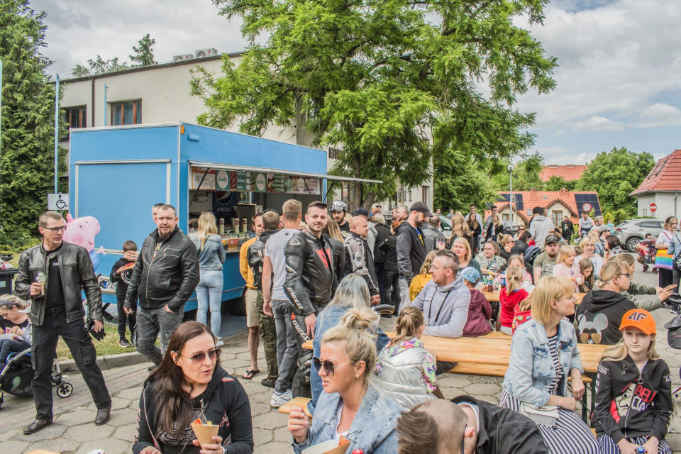 Zdjęcia z dnia dziecka- tłumy w parku, kolejki do food trucków, animacje dla dzieci, zespołu muzyczne na scenie, wręczanie...