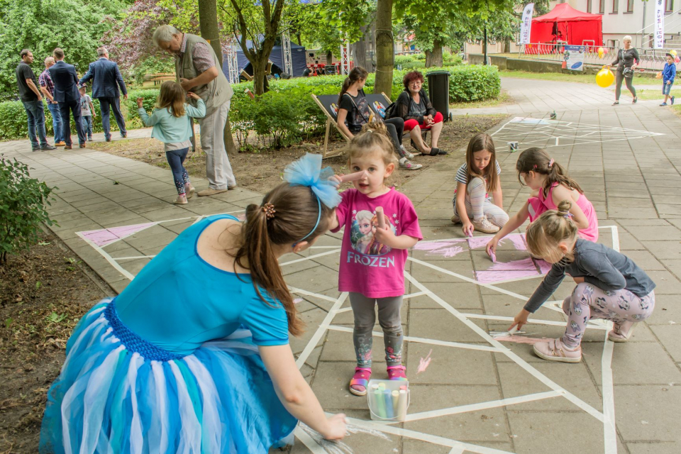 Zdjęcia z dnia dziecka- tłumy w parku, kolejki do food trucków, animacje dla dzieci, zespołu muzyczne na scenie, wręczanie...