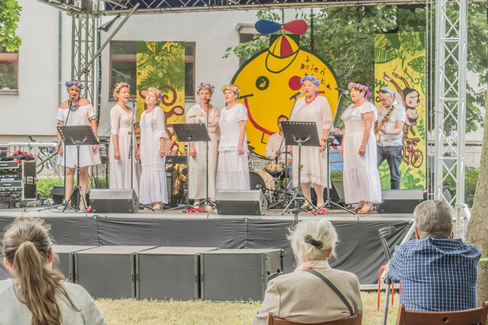 Zdjęcia z dnia dziecka- tłumy w parku, kolejki do food trucków, animacje dla dzieci, zespołu muzyczne na scenie, wręczanie...