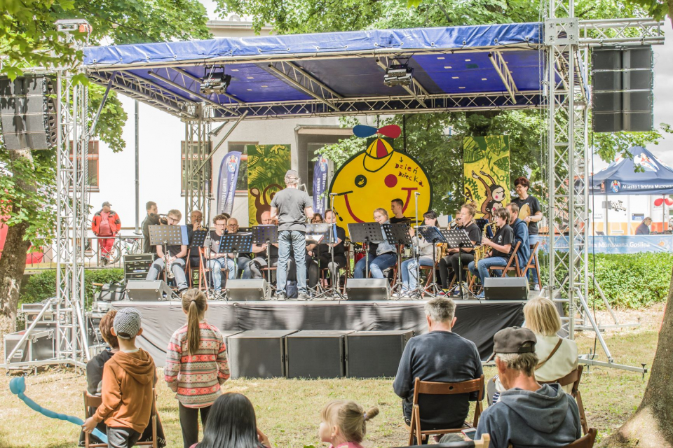 Zdjęcia z dnia dziecka- tłumy w parku, kolejki do food trucków, animacje dla dzieci, zespołu muzyczne na scenie, wręczanie...