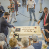 burmistrz i zastępca burmistrza kroją tort