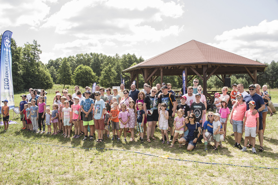 duża grupa osób, dorosłych i dzieci przy wiacie w Złotoryjsku