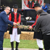 burmistrz przecina warkocz upleciony z kłosów