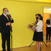 Burmistrz wręcza dokument nowej Pani Dyrektor Szkoły Podstawowej w Białężynie