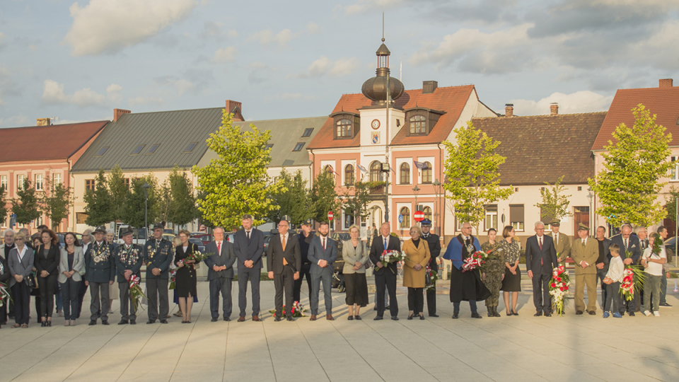 delegacje na płycie placu Powstańców Wlkp.