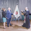 poświęcenie nowego sztandaru klubu, na scenie ksiądz i fundatorzy