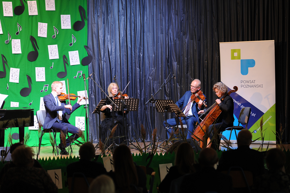 Koncert, muzycy na scenie