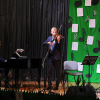muzyce na scenie, z instrumentami