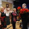 burmistrz wręcza kwiaty dyrygentkom