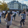 grupa tańczących osób