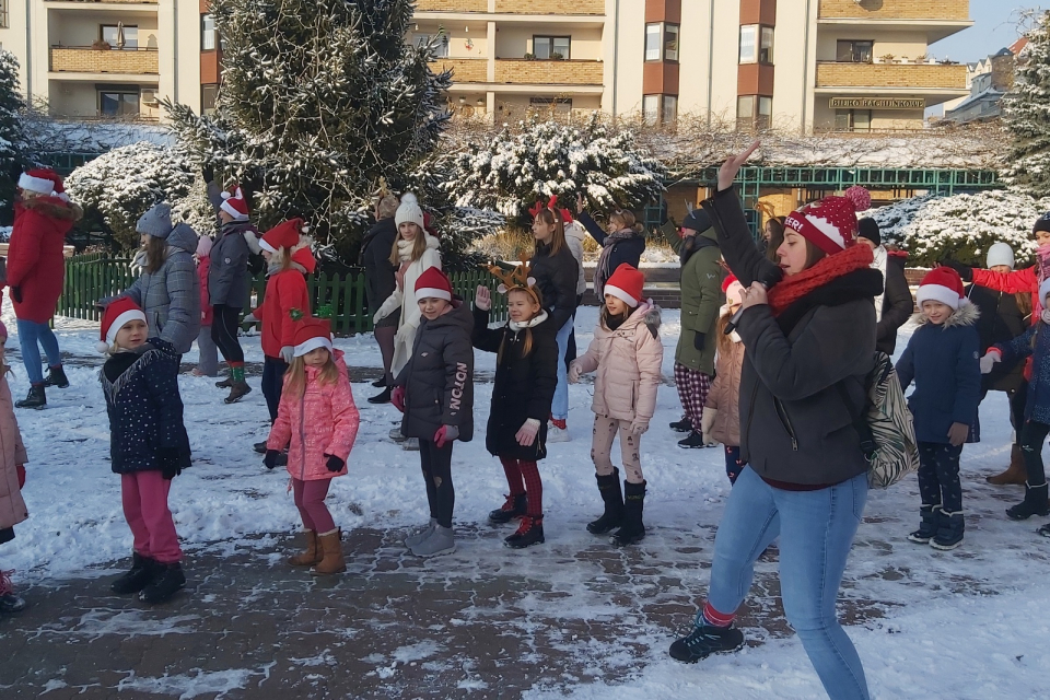 grupa tańczących dziewczynek, na zewnątrz na zaśnieżonym placu