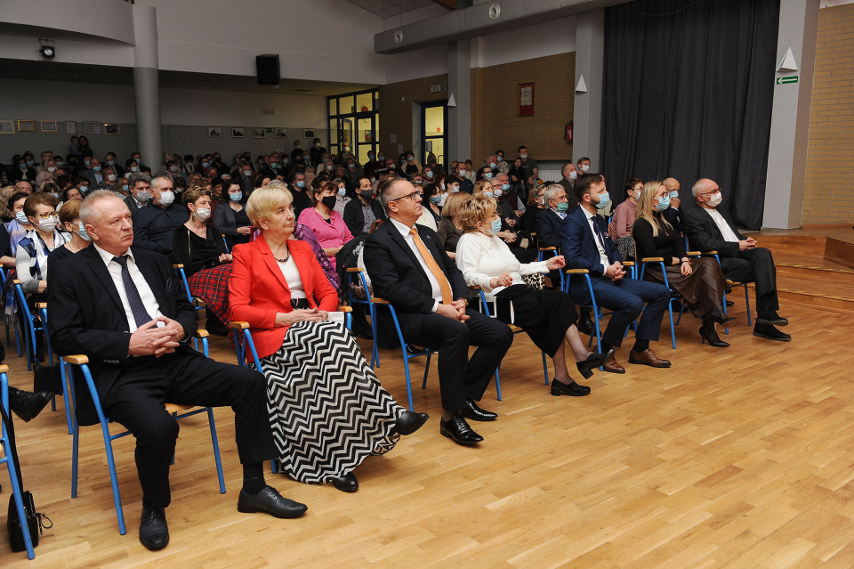 publiczność siedząca na krzesłąch w auli, podczas koncertu