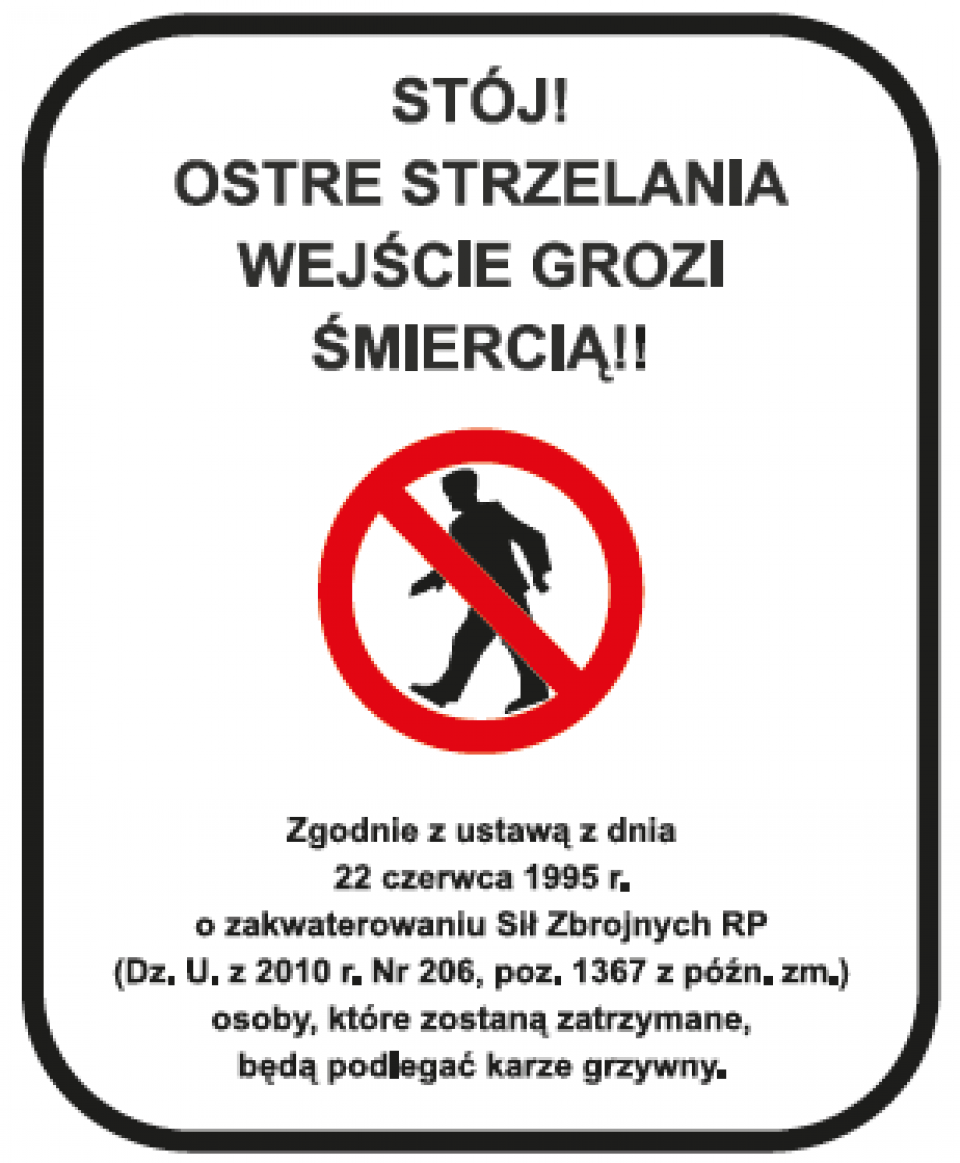 Na tablicy z białym tłem znajduje się czarny napis: STÓJ! OSTRZE STRZELANIA WEJŚCIE GROZI ŚMIERCIĄ! Pod napisem znajduje...