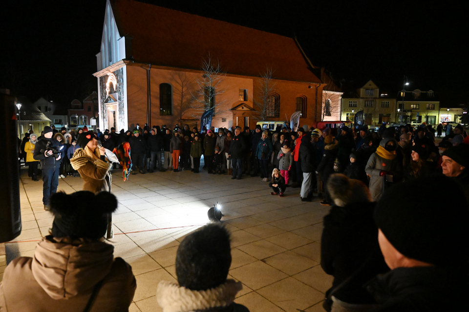 licytacja przedmiotów, plac przed kościołem