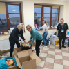 wolontariusze pakują przyniesione dary
