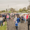 uczestnicy pikniku oglądają auta ze zlotu klasyków