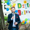 burmistrz z mikrofonem w ręku na scenie
