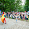 kolorowy kogut na scenie, przed sceną zgromadzone dzieci