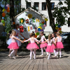 grupa taneczna dzieci na scenie w parku