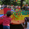 dzieci bawią się kolorową chustą i kolorowymi piłeczkami