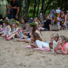 dzieci leżą na plaży i przyglądają się występom