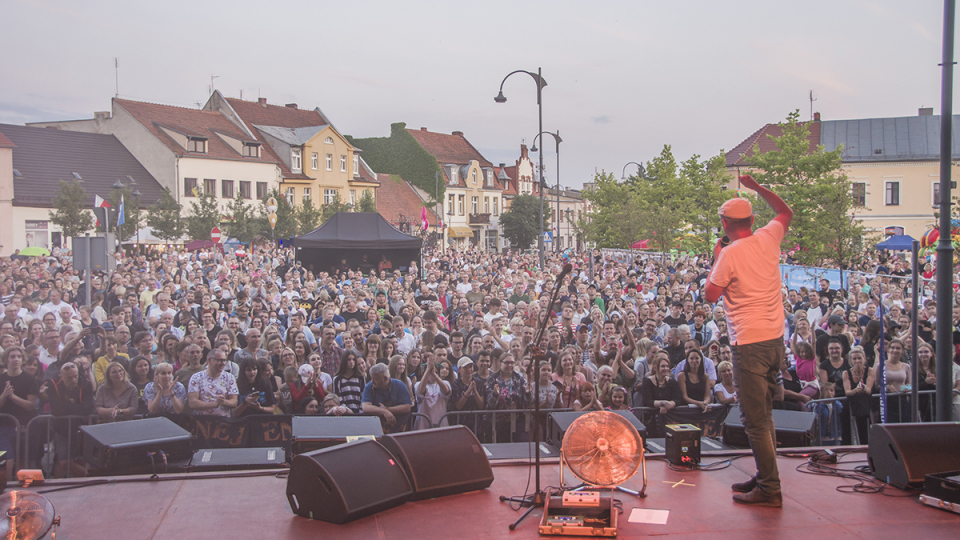 tłum widzów przed sceną