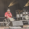 mężczyzna na wózku inwalidzkim śpiewa na scenie